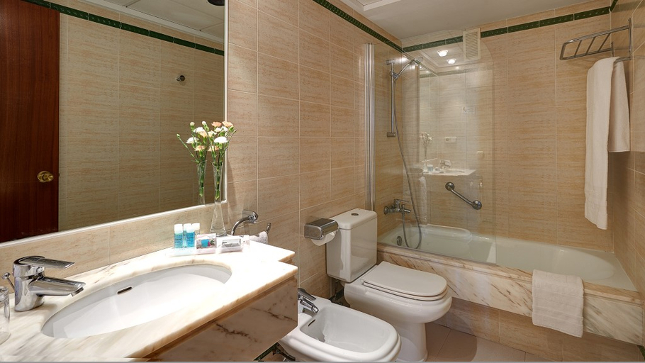 Bathroom 5, Hipotels Mercedes Aparthotel, Baleares
