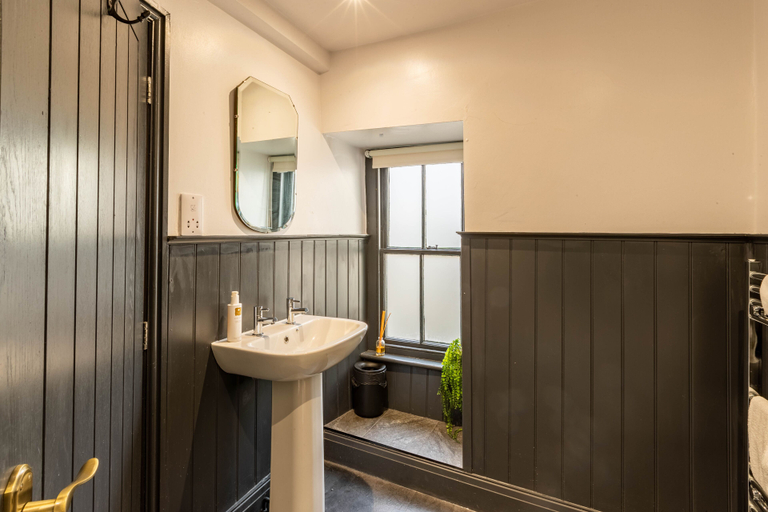 Bathroom 2, The Royal Oak Pub, Cumbria