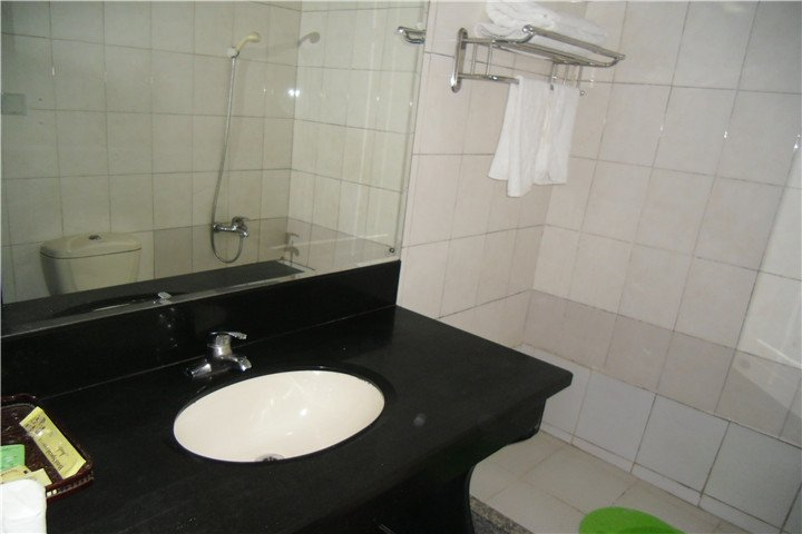 Bathroom 3, Xingyuan Hostel, Zhoushan