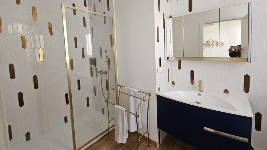 Bathroom, Deux pieces terrasse sous les etoiles, Alpes-Maritimes