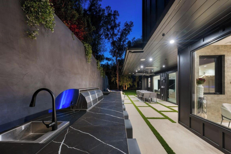 Exterior 3, Oak Haven Sanctuary, Los Angeles