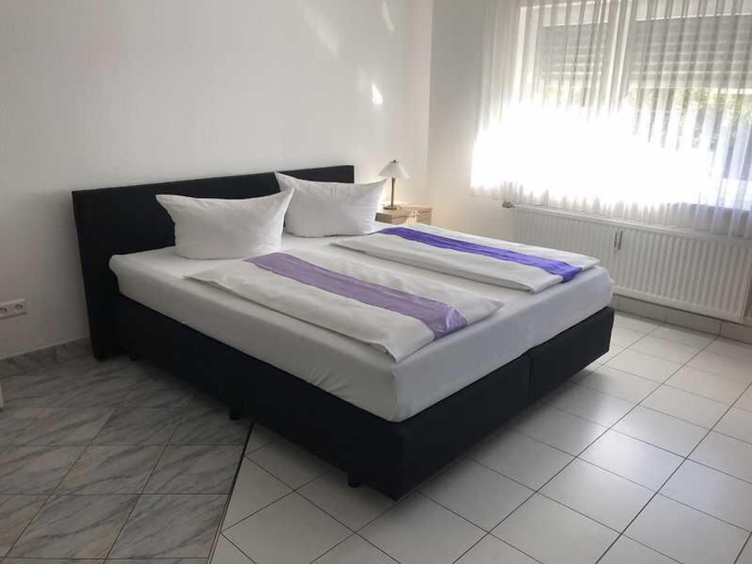 Bedroom 4, Hotel Wo Der Hahn Kräht, Heilbronn