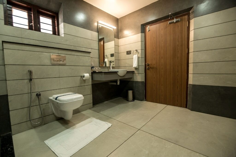 Bathroom, Villa De 1945, Kannur