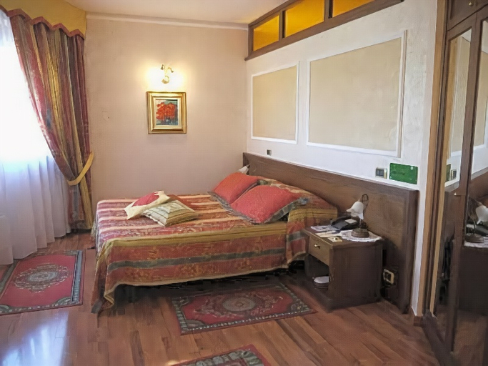 Bedroom 3, Hotel La Ruota, Cuneo