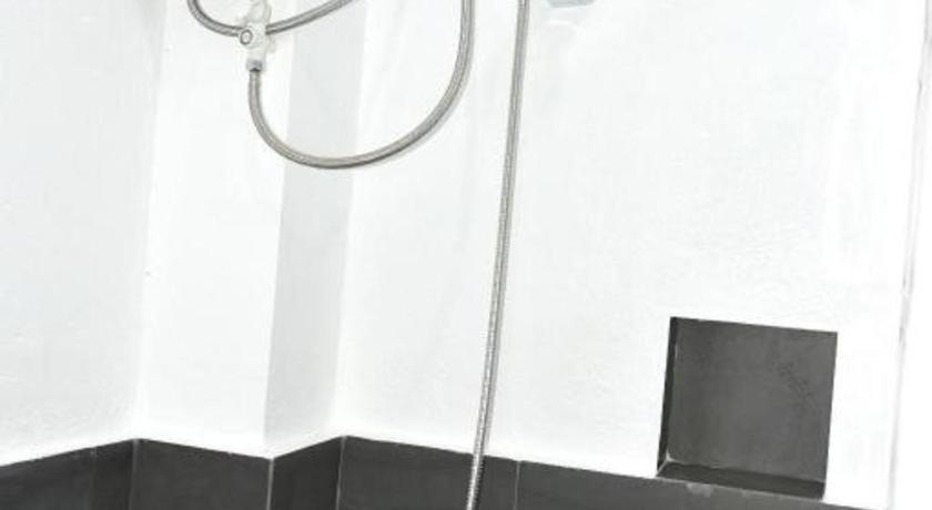 Bathroom 4, Malapatel, Daanbantayan