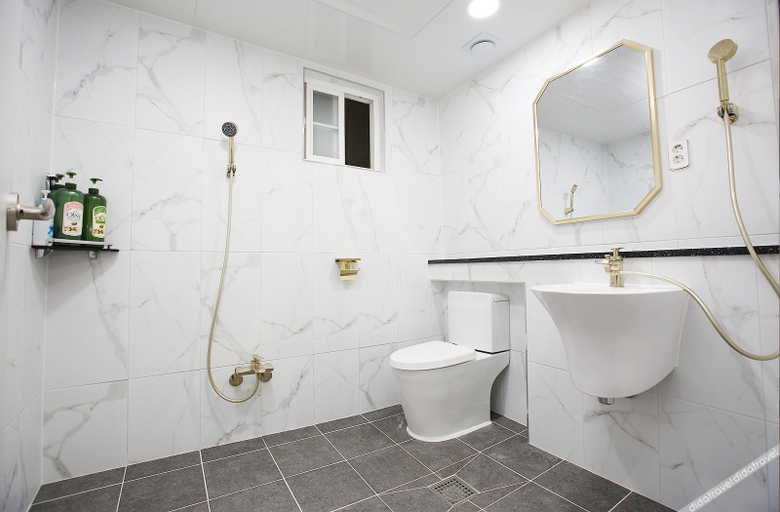 Bathroom 3, Nuhrang Nahrang, Taean