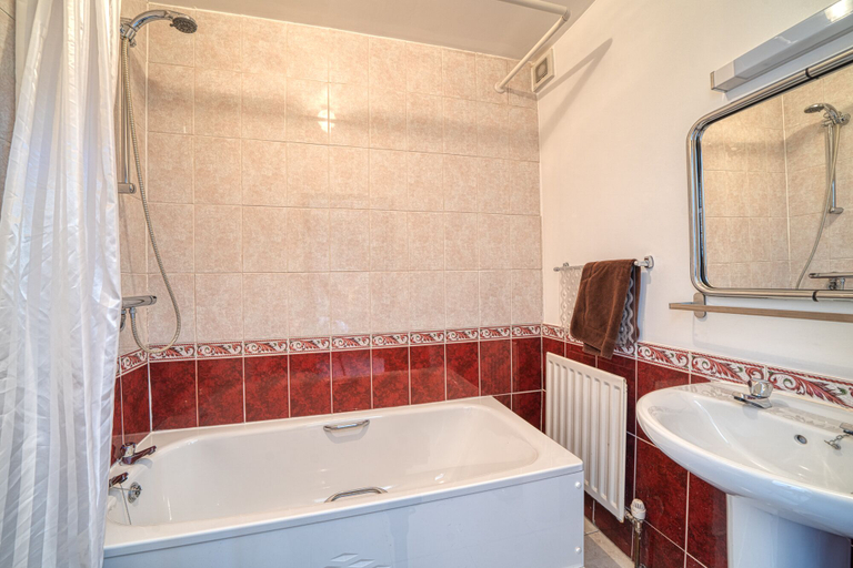 Bathroom 3, George and Dragon Dent, Cumbria