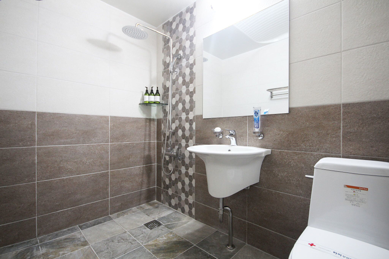 Bathroom 5, Yeosu Hi, Yeosu