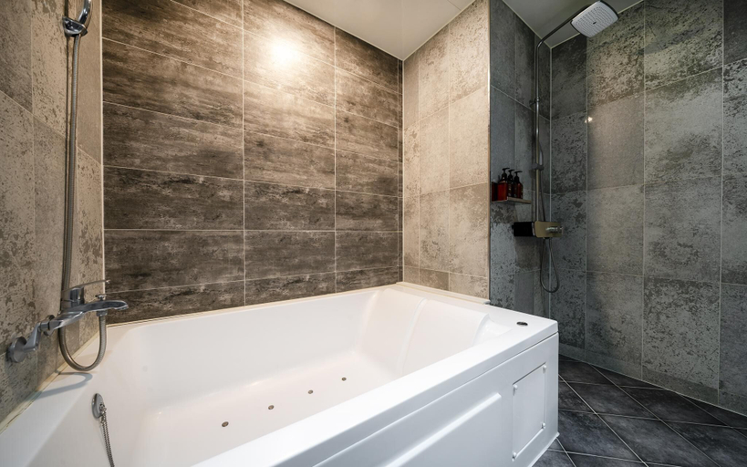 Bathroom 4, Yangsan Mulgeum 369, Yangsan
