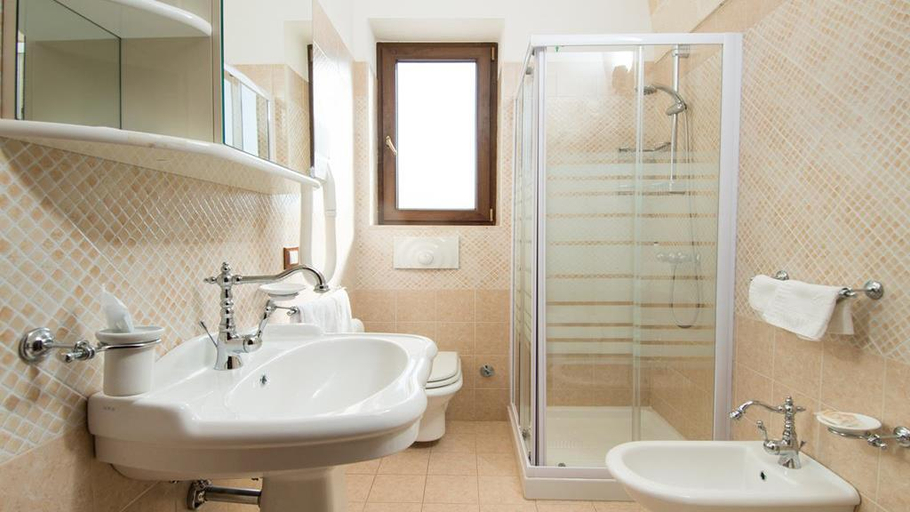 Bathroom 5, Masseria Grottella, Taranto