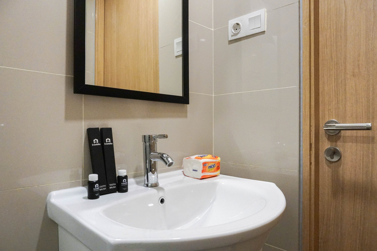 Bathroom 3, モダン2 2ッBR アパートメント アット マクナ レジデンス, West Jakarta