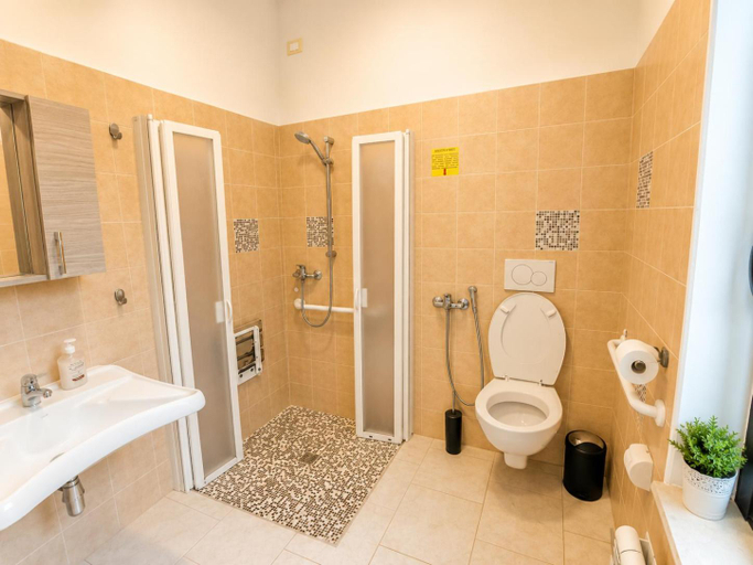 Bathroom 4, Complesso Turistico Aurora, L'Aquila