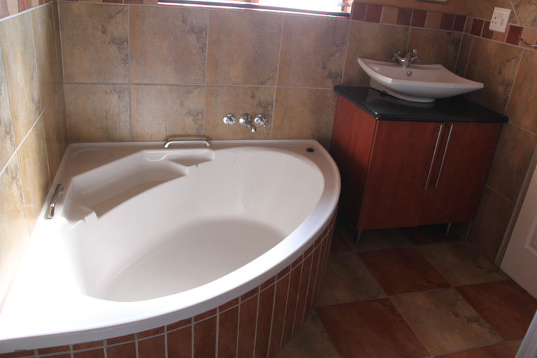 Bathroom 4, Cottage Lenisè, Mopani