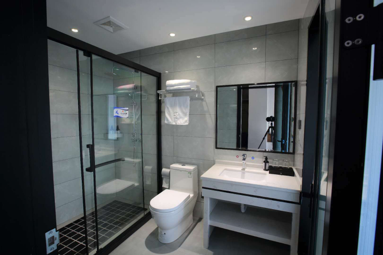 Bathroom, Fangxian Xinyuan Hotel, Shiyan