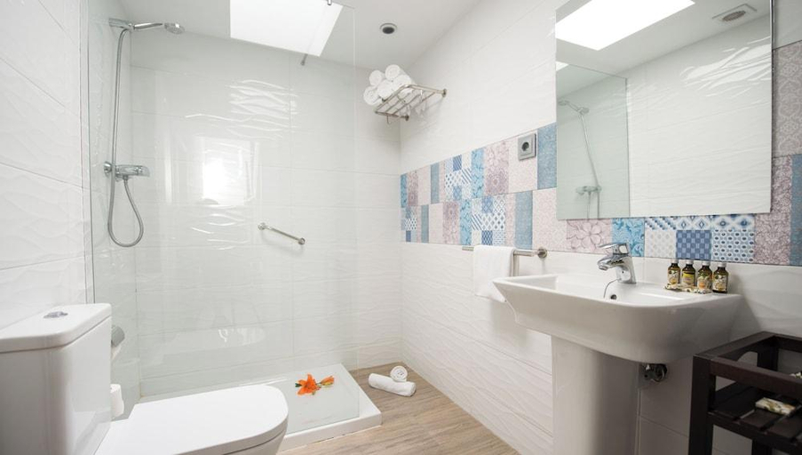 Bathroom 4, Aparthotel Ona Aucanada Club, Baleares
