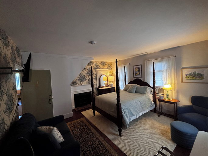 Bedroom 3, Centennial House, Franklin