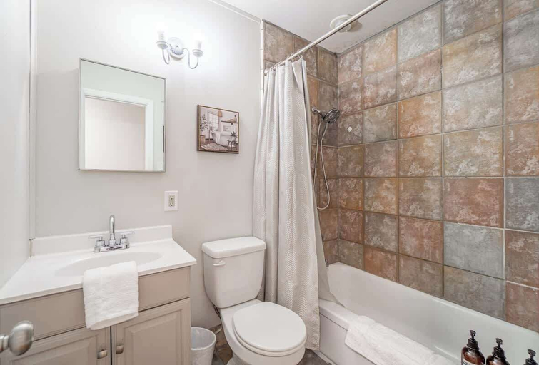 Bathroom 4, Spacious Pet-friendly Retreat 4br, Grill, 5 Beds, Washoe