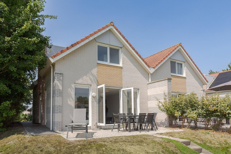 Primary image, Waterfront Bungalow With Garden, Wûnseradiel