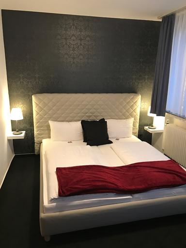 Bedroom 2, Schafers Hotel, Cloppenburg