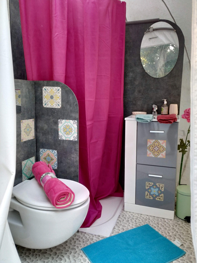 Bathroom 3, Lo Rey du Lac, Landes
