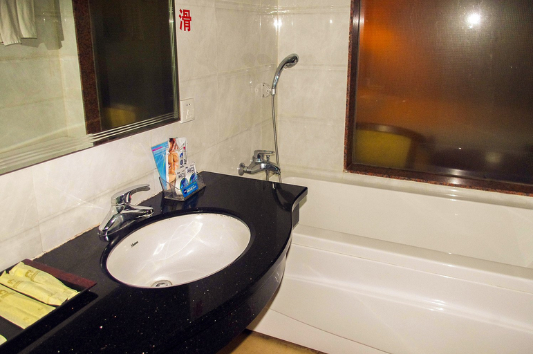Bathroom 5, Yangming Business Hotel, Yangjiang