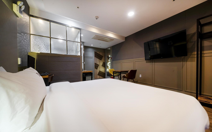 Bedroom 2, Yangsan Mulgeum 369, Yangsan