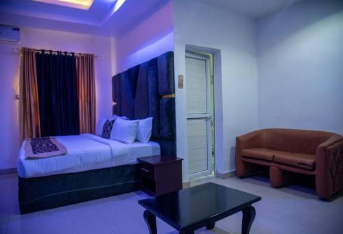 Others 4, Royal Winners Hotel, Obio/Akp