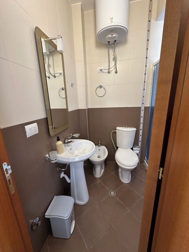 Bathroom 4, Thoma's K Studios, Vlorës