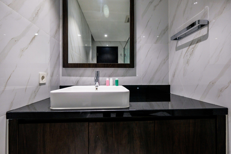 Bathroom 5, エレガントなベッドルーム 1 室、ブランズ BSD アパートメント、イオン モール近く, South Tangerang