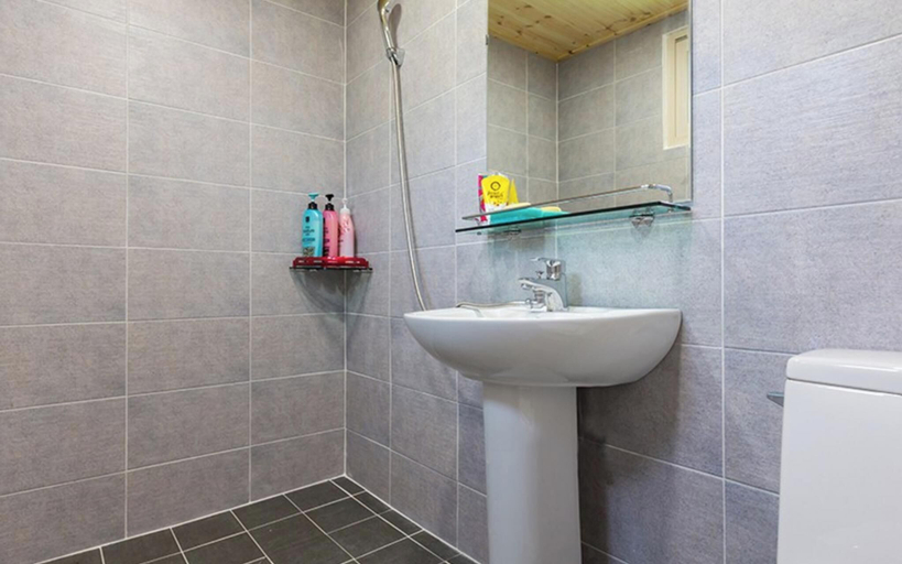 Bathroom 4, Tongyeong Friend Pension, Tongyeong