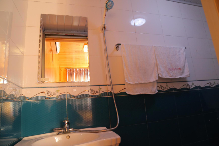 Bathroom 3, si ji tang kezhan, Huangshan