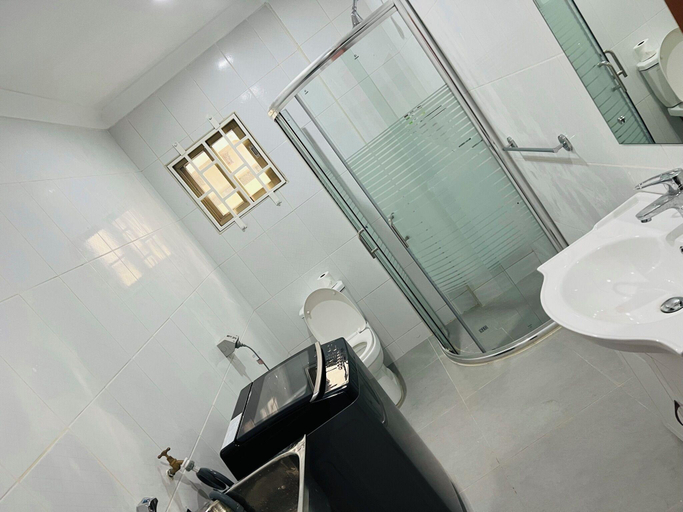 Bathroom, Ox Apartment