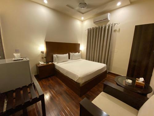 Others 5, Shelton Rezidor Lahore, Lahore