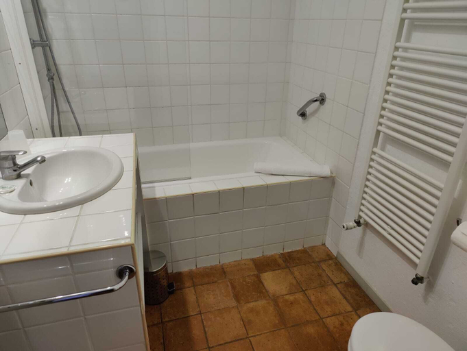 Bathroom 3, Le Mas des Laurels, Drôme
