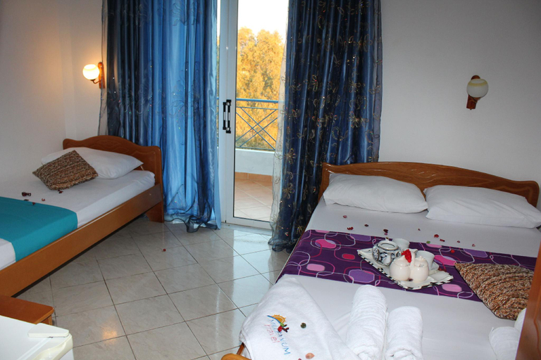 Others 5, Hotel Holiday, Sarandës