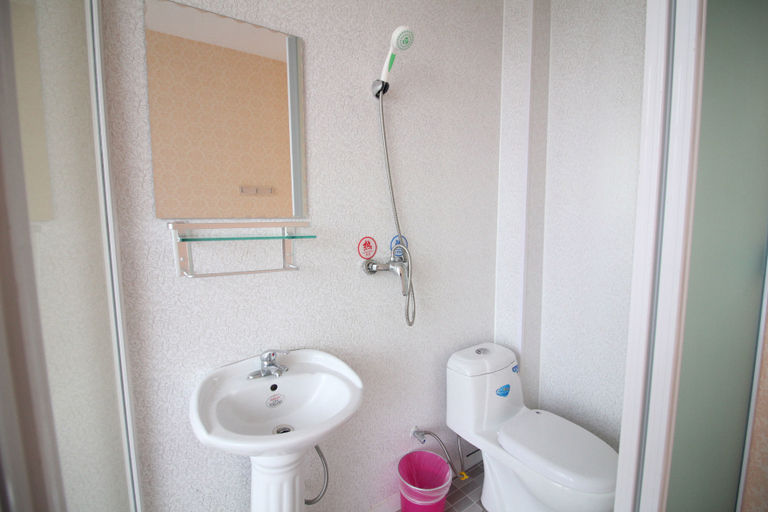 Bathroom 2, Penglai Jinshan Hotel, Yantai