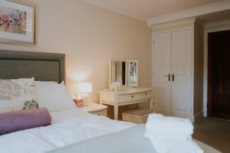 Room 3, Perfect Booking 3 Bed Home With Beautiful Garden, Kent