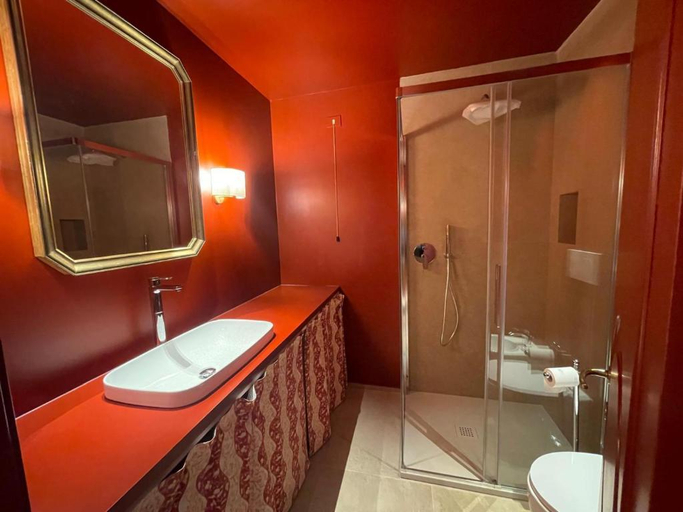 Bathroom 5, Foro Romano Apartments E, Roma