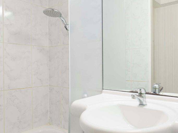 Bathroom 3, B&B HOTEL Nancy Frouard (1), Meurthe-et-Moselle