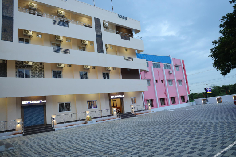 Exterior & Views
