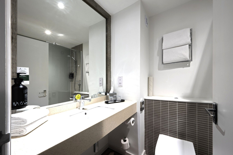 Bathroom 4, Holiday Inn Cardiff - North M4 by IHG, Cardiff