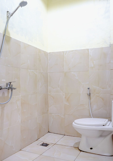 Bathroom 4, Hotel O Mantari Guesthouse, Bukittinggi