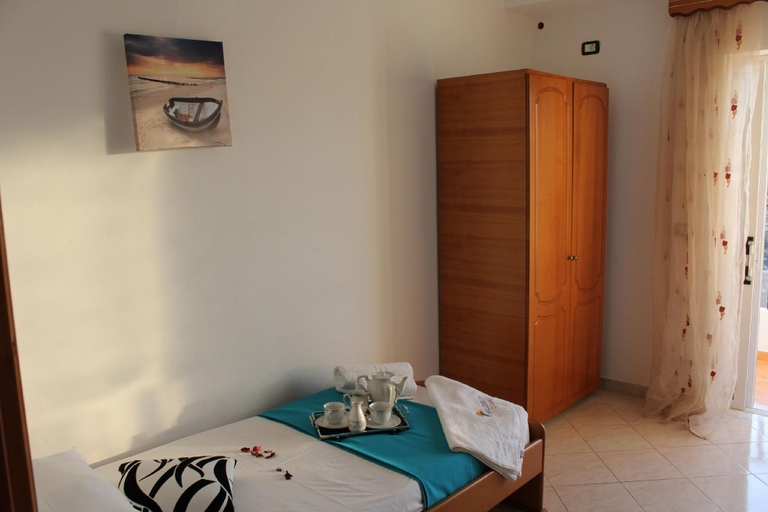 Others 2, Hotel Holiday, Sarandës