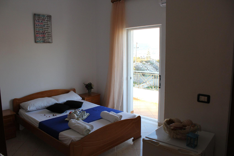 Others 4, Hotel Holiday, Sarandës