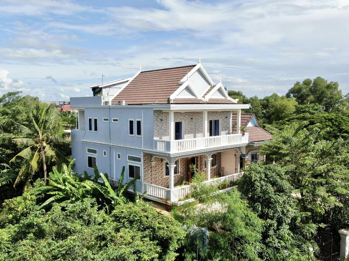 Exterior & Views