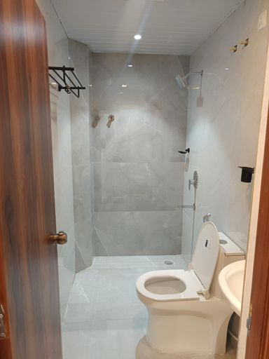 Bathroom 4, Fabhotel Tals Hitech, Hyderabad