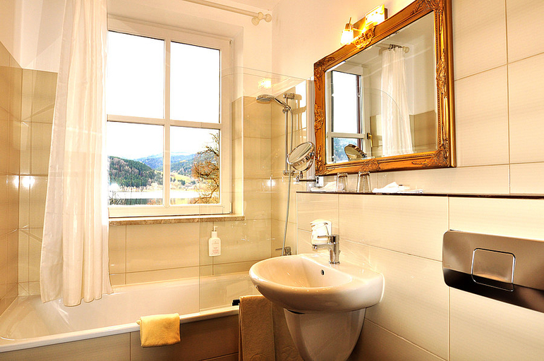 Bathroom 3, Seehotel Schlierseer Hof, Miesbach