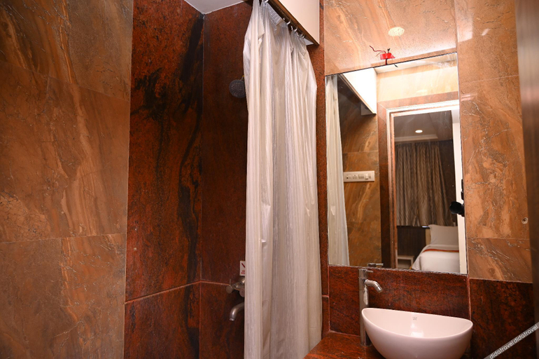 Bathroom 3, ホテル センター ポイント, Solapur