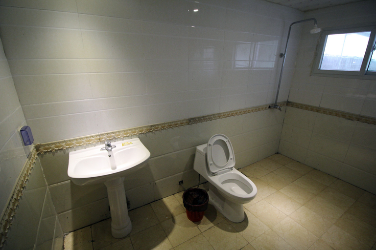 Bathroom 2, Juhai Hotel, Kaifeng