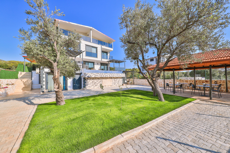 Exterior & Views